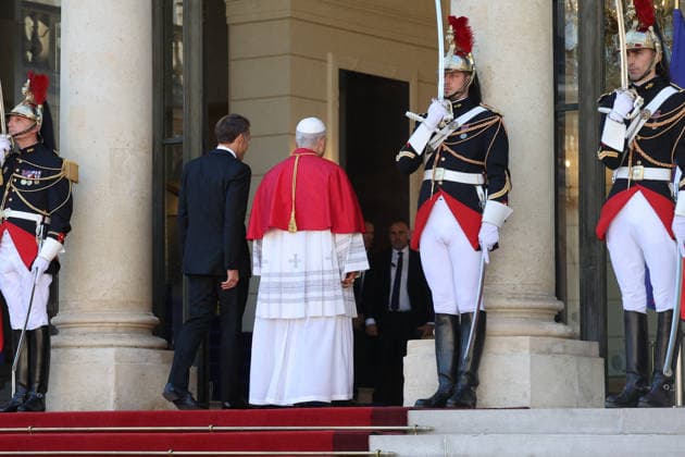 President Emmanuel Macron and First Lady Brigitte Macron welcome Pope Leo XIV to the Élysée Palace in Paris on September 25, 2026. Pope Leo XIV is making his first official visit to France from September 25 to 28, with stops in Paris, Lourdes, and Metz. In Paris, the pontiff’s schedule includes a meeting with French President E. Macron, a time of prayer at Notre Dame Cathedral, and an open-air Mass on the Champs-Élysées. This trip marks the first visit by a pope to the country since Benedict XVI’s visit in 2008. Cyril Moreau, Dominique Jacovides, Bestimage. President Emmanuel Macron and First Lady Brigitte Macron welcome Pope Leo XIV to the Élysée Palace in Paris on September 25, 2026. Pope Leo XIV is making his first official visit to Fra Copyright: xJACOVIDES-MOREAUx xBESTIMAGExJACOVIDES-MOREAUx xBESTIMAGEx