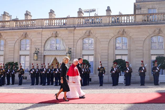 President Emmanuel Macron and First Lady Brigitte Macron welcome Pope Leo XIV to the Élysée Palace in Paris on September 25, 2026. Pope Leo XIV is making his first official visit to France from September 25 to 28, with stops in Paris, Lourdes, and Metz. In Paris, the pontiff’s schedule includes a meeting with French President E. Macron, a time of prayer at Notre Dame Cathedral, and an open-air Mass on the Champs-Élysées. This trip marks the first visit by a pope to the country since Benedict XVI’s visit in 2008. Cyril Moreau, Dominique Jacovides, Bestimage. President Emmanuel Macron and First Lady Brigitte Macron welcome Pope Leo XIV to the Élysée Palace in Paris on September 25, 2026. Pope Leo XIV is making his first official visit to Fra Copyright: xJACOVIDES-MOREAUx xBESTIMAGExJACOVIDES-MOREAUx xBESTIMAGEx