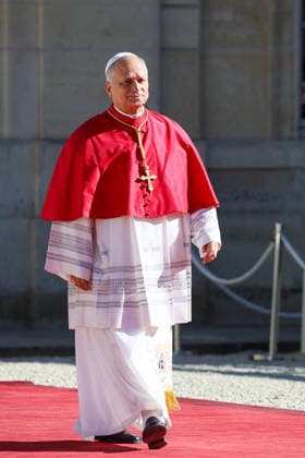 President Emmanuel Macron and First Lady Brigitte Macron welcome Pope Leo XIV to the Élysée Palace in Paris on September 25, 2026. Pope Leo XIV is making his first official visit to France from September 25 to 28, with stops in Paris, Lourdes, and Metz. In Paris, the pontiff’s schedule includes a meeting with French President E. Macron, a time of prayer at Notre Dame Cathedral, and an open-air Mass on the Champs-Élysées. This trip marks the first visit by a pope to the country since Benedict XVI’s visit in 2008. Cyril Moreau, Dominique Jacovides, Bestimage. President Emmanuel Macron and First Lady Brigitte Macron welcome Pope Leo XIV to the Élysée Palace in Paris on September 25, 2026. Pope Leo XIV is making his first official visit to Fra Copyright: xJACOVIDES-MOREAUx xBESTIMAGExJACOVIDES-MOREAUx xBESTIMAGEx