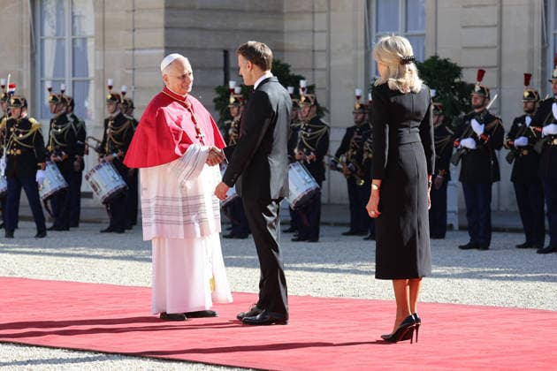 President Emmanuel Macron and First Lady Brigitte Macron welcome Pope Leo XIV to the Élysée Palace in Paris on September 25, 2026. Pope Leo XIV is making his first official visit to France from September 25 to 28, with stops in Paris, Lourdes, and Metz. In Paris, the pontiff’s schedule includes a meeting with French President E. Macron, a time of prayer at Notre Dame Cathedral, and an open-air Mass on the Champs-Élysées. This trip marks the first visit by a pope to the country since Benedict XVI’s visit in 2008. Cyril Moreau, Dominique Jacovides, Bestimage. President Emmanuel Macron and First Lady Brigitte Macron welcome Pope Leo XIV to the Élysée Palace in Paris on September 25, 2026. Pope Leo XIV is making his first official visit to Fra Copyright: xJACOVIDES-MOREAUx xBESTIMAGExJACOVIDES-MOREAUx xBESTIMAGEx