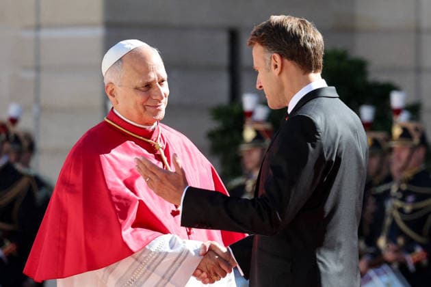 President Emmanuel Macron and First Lady Brigitte Macron welcome Pope Leo XIV to the Élysée Palace in Paris on September 25, 2026. Pope Leo XIV is making his first official visit to France from September 25 to 28, with stops in Paris, Lourdes, and Metz. In Paris, the pontiff’s schedule includes a meeting with French President E. Macron, a time of prayer at Notre Dame Cathedral, and an open-air Mass on the Champs-Élysées. This trip marks the first visit by a pope to the country since Benedict XVI’s visit in 2008. Cyril Moreau, Dominique Jacovides, Bestimage. President Emmanuel Macron and First Lady Brigitte Macron welcome Pope Leo XIV to the Élysée Palace in Paris on September 25, 2026. Pope Leo XIV is making his first official visit to Fra Copyright: xJACOVIDES-MOREAUx xBESTIMAGExJACOVIDES-MOREAUx xBESTIMAGEx