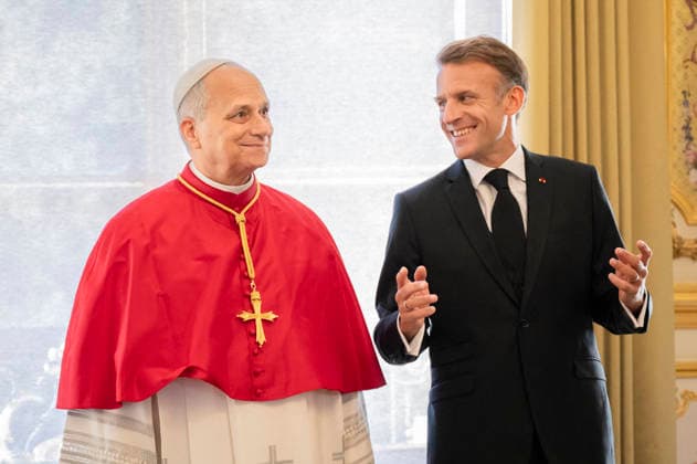 French President Emmanuel Macron welcomes Pope Leo XIV to the Élysée Palace on September 25, 2026, in Paris, France. Pope Leo XIV is making his first official visit to France from September 25 to 28, with stops in Paris, Lourdes, and Metz. While in Paris, the pontiff’s agenda includes a meeting with French President Emmanuel Macron, a prayer service at Notre Dame Cathedral, and an open-air Mass along the Champs-Élysées, among other engagements. The trip marks the first papal visit to the European country since Benedict XVI visited in 2008. Eliot Blondet, Pool Bestimage, Paris, France Copyright: xEliotxBlondet Pool BestimagexEliotxBlondet Pool Bestimagex