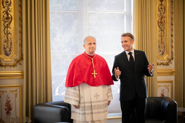 French President Emmanuel Macron welcomes Pope Leo XIV to the Élysée Palace on September 25, 2026, in Paris, France. Pope Leo XIV is making his first official visit to France from September 25 to 28, with stops in Paris, Lourdes, and Metz. While in Paris, the pontiff’s agenda includes a meeting with French President Emmanuel Macron, a prayer service at Notre Dame Cathedral, and an open-air Mass along the Champs-Élysées, among other engagements. The trip marks the first papal visit to the European country since Benedict XVI visited in 2008. Eliot Blondet, Pool Bestimage, Paris, France Copyright: xEliotxBlondet Pool BestimagexEliotxBlondet Pool Bestimagex