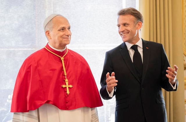 French President Emmanuel Macron welcomes Pope Leo XIV to the Élysée Palace on September 25, 2026, in Paris, France. Pope Leo XIV is making his first official visit to France from September 25 to 28, with stops in Paris, Lourdes, and Metz. While in Paris, the pontiff’s agenda includes a meeting with French President Emmanuel Macron, a prayer service at Notre Dame Cathedral, and an open-air Mass along the Champs-Élysées, among other engagements. The trip marks the first papal visit to the European country since Benedict XVI visited in 2008. Eliot Blondet, Pool Bestimage, Paris, France Copyright: xEliotxBlondet Pool BestimagexEliotxBlondet Pool Bestimagex