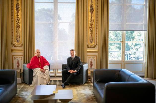 French President Emmanuel Macron welcomes Pope Leo XIV to the Élysée Palace on September 25, 2026, in Paris, France. Pope Leo XIV is making his first official visit to France from September 25 to 28, with stops in Paris, Lourdes, and Metz. While in Paris, the pontiff’s agenda includes a meeting with French President Emmanuel Macron, a prayer service at Notre Dame Cathedral, and an open-air Mass along the Champs-Élysées, among other engagements. The trip marks the first papal visit to the European country since Benedict XVI visited in 2008. Eliot Blondet, Pool Bestimage, Paris, France Copyright: xEliotxBlondet Pool BestimagexEliotxBlondet Pool Bestimagex