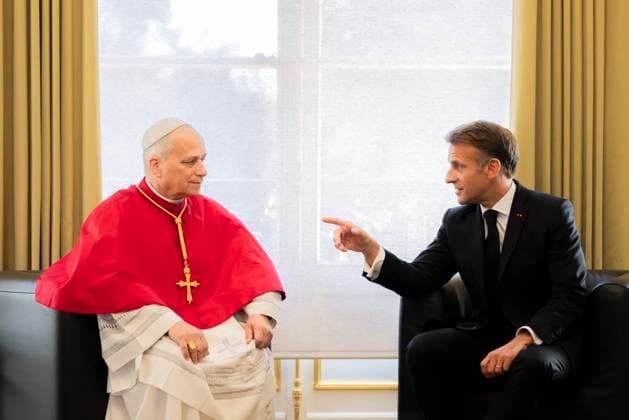Pope Leo XIV s Visit to France: Arrival at the Eliot Blonde Pool, Maxppp, France, Paris, September 25, 2026 French President Emmanuel Macron welcomes Pope Leo XIV to the Élysée Palace on September 25, 2026, in Paris, France. Pope Leo XIV is making his first official visit to France from September 25–28, with stops in Paris, Lourdes, and Metz. While in Paris, the pontiff’s agenda includes a meeting with French President Emmanuel Macron, a prayer service at Notre Dame Cathedral, and an open-air Mass along the Champs-Élysées, among other engagements. The trip marks the first papal visit to the European country since Benedict XVI visited in 2008. Paris, France Copyright: xMAXPPP MAXPPPxx PAR26092509 PAR26092505