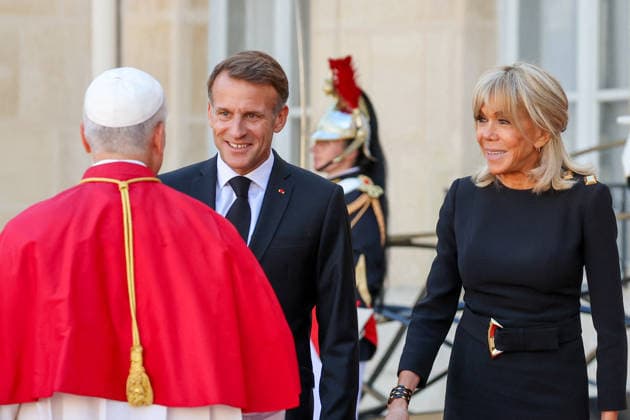 President Emmanuel Macron and his wife, First Lady Brigitte Macron, see off Pope Leo XIV at the Élysée Palace in Paris, France, on September 25, 2026. The pope is making his first official visit to France from September 25 to 28, with stops in Paris, Lourdes, and Metz. In Paris, the pontiff’s schedule includes a meeting with the French president, a time of prayer at Notre Dame Cathedral, and an open-air Mass on the Champs-Élysées. This trip marks the first visit by a pope to the country since Benedict XVI’s visit in 2008. Jacovides Moreau Bestimage France’s President Emmanuel Macron and his wife Brigitte Macron escort Pope Leo XIV at the Élysée Presidential Palace in Paris, France, on September 25, 2026, at the start of the Pope’s four-day Copyright: xJACOVIDES-MOREAUx xBESTIMAGExJACOVIDES-MOREAUx xBESTIMAGEx