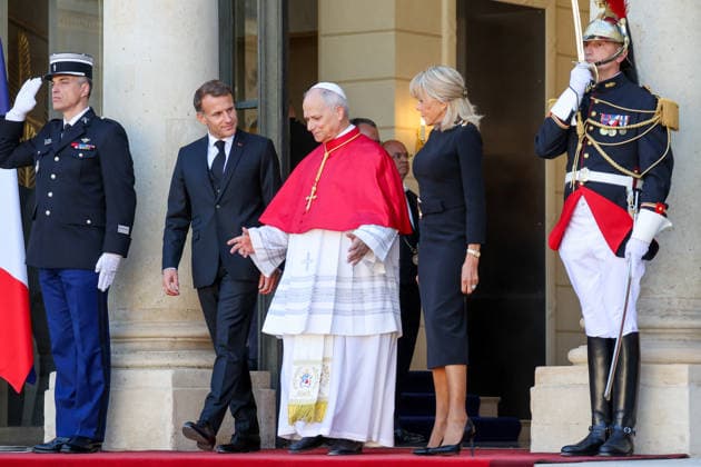 President Emmanuel Macron and his wife, First Lady Brigitte Macron, see off Pope Leo XIV at the Élysée Palace in Paris, France, on September 25, 2026. The pope is making his first official visit to France from September 25 to 28, with stops in Paris, Lourdes, and Metz. In Paris, the pontiff’s schedule includes a meeting with the French president, a time of prayer at Notre Dame Cathedral, and an open-air Mass on the Champs-Élysées. This trip marks the first visit by a pope to the country since Benedict XVI’s visit in 2008. Jacovides Moreau Bestimage France’s President Emmanuel Macron and his wife Brigitte Macron escort Pope Leo XIV at the Élysée Presidential Palace in Paris, France, on September 25, 2026, at the start of the Pope’s four-day Copyright: xJACOVIDES-MOREAUx xBESTIMAGExJACOVIDES-MOREAUx xBESTIMAGEx
