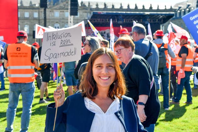 Deutschland, Baden-Wuerttemberg, Stuttgart 26.09.2026, Deutschland, GER, Baden-Wuerttemberg, Stuttgart, im Bild Themenbild, Kundgebung, Schlossplatz in Stuttgart, Hart verdient, Deine Arbeit, Deine Gesundheit, Deine Rente, Abbau sozialer Leistungen, Demonstration Stuttgart, Demo Stuttgart, Stuttgart Demonstration, Stuttgart Demo heute, Demonstration Stuttgart heute, Demo 26.09.2026, Demonstration 26.09.2026, Protest Stuttgart, Proteste, Stuttgart, Kundgebung, Stuttgart, Schlossplatz Stuttgart, Demo, Schlossplatz, Stuttgart, Baden-Württemberg, Deutschland, Sozialabbau, gegen Sozialabbau, Protest gegen Sozialabbau, Demo gegen Sozialabbau, Sozialstaat, Sozialstaat schützen, Sozialstaat verteidigen, soziale Gerechtigkeit, soziale Sicherheit, Deutschland, Baden-Wuerttemberg, Stuttgart, Demo, 26.09.2026-26