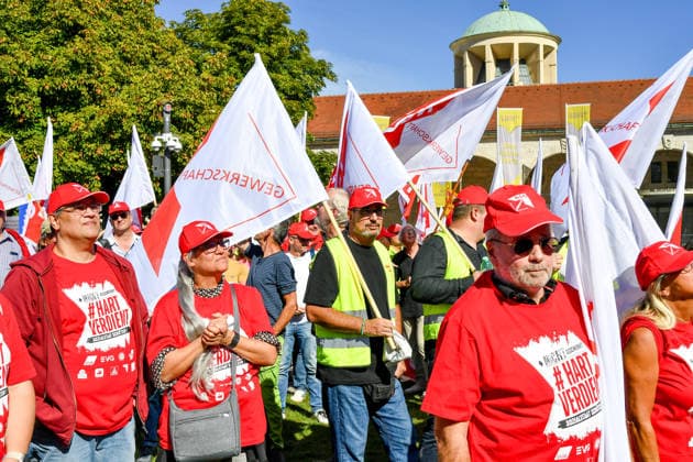 Deutschland, Baden-Wuerttemberg, Stuttgart 26.09.2026, Deutschland, GER, Baden-Wuerttemberg, Stuttgart, im Bild Themenbild, Kundgebung, Schlossplatz in Stuttgart, Hart verdient, Deine Arbeit, Deine Gesundheit, Deine Rente, Abbau sozialer Leistungen, Demonstration Stuttgart, Demo Stuttgart, Stuttgart Demonstration, Stuttgart Demo heute, Demonstration Stuttgart heute, Demo 26.09.2026, Demonstration 26.09.2026, Protest Stuttgart, Proteste, Stuttgart, Kundgebung, Stuttgart, Schlossplatz Stuttgart, Demo, Schlossplatz, Stuttgart, Baden-Württemberg, Deutschland, Sozialabbau, gegen Sozialabbau, Protest gegen Sozialabbau, Demo gegen Sozialabbau, Sozialstaat, Sozialstaat schützen, Sozialstaat verteidigen, soziale Gerechtigkeit, soziale Sicherheit, Deutschland, Baden-Wuerttemberg, Stuttgart, Demo, 26.09.2026-7