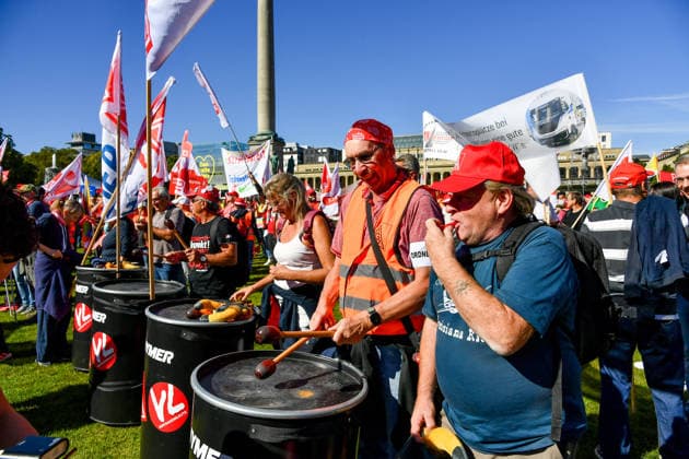 Deutschland, Baden-Wuerttemberg, Stuttgart 26.09.2026, Deutschland, GER, Baden-Wuerttemberg, Stuttgart, im Bild Themenbild, Kundgebung, Schlossplatz in Stuttgart, Hart verdient, Deine Arbeit, Deine Gesundheit, Deine Rente, Abbau sozialer Leistungen, Demonstration Stuttgart, Demo Stuttgart, Stuttgart Demonstration, Stuttgart Demo heute, Demonstration Stuttgart heute, Demo 26.09.2026, Demonstration 26.09.2026, Protest Stuttgart, Proteste, Stuttgart, Kundgebung, Stuttgart, Schlossplatz Stuttgart, Demo, Schlossplatz, Stuttgart, Baden-Württemberg, Deutschland, Sozialabbau, gegen Sozialabbau, Protest gegen Sozialabbau, Demo gegen Sozialabbau, Sozialstaat, Sozialstaat schützen, Sozialstaat verteidigen, soziale Gerechtigkeit, soziale Sicherheit, Deutschland, Baden-Wuerttemberg, Stuttgart, Demo, 26.09.2026-37