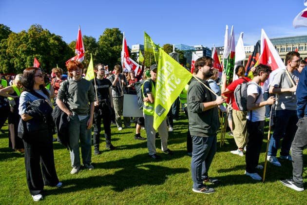 Deutschland, Baden-Wuerttemberg, Stuttgart 26.09.2026, Deutschland, GER, Baden-Wuerttemberg, Stuttgart, im Bild Themenbild, Kundgebung, Schlossplatz in Stuttgart, Hart verdient, Deine Arbeit, Deine Gesundheit, Deine Rente, Abbau sozialer Leistungen, Demonstration Stuttgart, Demo Stuttgart, Stuttgart Demonstration, Stuttgart Demo heute, Demonstration Stuttgart heute, Demo 26.09.2026, Demonstration 26.09.2026, Protest Stuttgart, Proteste, Stuttgart, Kundgebung, Stuttgart, Schlossplatz Stuttgart, Demo, Schlossplatz, Stuttgart, Baden-Württemberg, Deutschland, Sozialabbau, gegen Sozialabbau, Protest gegen Sozialabbau, Demo gegen Sozialabbau, Sozialstaat, Sozialstaat schützen, Sozialstaat verteidigen, soziale Gerechtigkeit, soziale Sicherheit, Deutschland, Baden-Wuerttemberg, Stuttgart, Demo, 26.09.2026-40