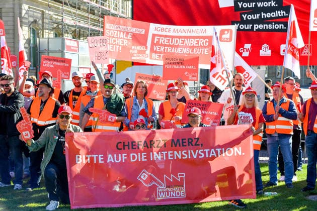 Deutschland, Baden-Wuerttemberg, Stuttgart 26.09.2026, Deutschland, GER, Baden-Wuerttemberg, Stuttgart, im Bild Themenbild, Kundgebung, Schlossplatz in Stuttgart, Hart verdient, Deine Arbeit, Deine Gesundheit, Deine Rente, Abbau sozialer Leistungen, Demonstration Stuttgart, Demo Stuttgart, Stuttgart Demonstration, Stuttgart Demo heute, Demonstration Stuttgart heute, Demo 26.09.2026, Demonstration 26.09.2026, Protest Stuttgart, Proteste, Stuttgart, Kundgebung, Stuttgart, Schlossplatz Stuttgart, Demo, Schlossplatz, Stuttgart, Baden-Württemberg, Deutschland, Sozialabbau, gegen Sozialabbau, Protest gegen Sozialabbau, Demo gegen Sozialabbau, Sozialstaat, Sozialstaat schützen, Sozialstaat verteidigen, soziale Gerechtigkeit, soziale Sicherheit, Deutschland, Baden-Wuerttemberg, Stuttgart, Demo, 26.09.2026-44