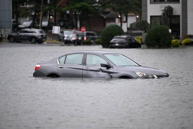 September 26, 2026, Edgewater, New Jersey, USA: A vehicle is seen submerged in flood waters in the parking lot of the Comfort Inn Edgewater on Hudson River during a nor easter storm in Edgewater, New Jersey, United States on Saturday, Sept. 26, 2026. Heavy rain and strong winds battered the northeastern United States as an unusually powerful autumn storm intensified, forcing the cancelation of hundreds of flights and leaving tens of thousands of people without power. New York, Boston and Philadelphia were all in the crosshairs of the Nor easter -- so labeled for its northeasterly winds -- as authorities warned of potential major flooding and road closures. Edgewater USA - ZUMAs197 20260926_aaa_s197_285 Copyright: xKylexMazzax