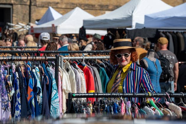 News Bilder des Tages #2 Entertainment Bilder des Tages #2 September 26, 2026, London, United Kingdom: Attendees at the King™s Cross Classic Car Boot Sale sort through racks of clothing. The Kings Cross Classic Car Boot Sale returned to Granary Square and Stable Street, King™s Cross, London, for its 11th year. Held several times throughout the year, the event brings together vintage fashion, second-hand clothing, jewellery, homewares, collectables and vinyl records alongside classic cars, motorcycles and commercial vehicles. Visitors browsed stalls and traders, with many making a special effort to dress in period clothing inspired by the 1950s, 1960s and 1970s.continuing a tradition associated with the event. London United Kingdom - ZUMAs197 20260926_aaa_s197_363 Copyright: xJamesxWilloughbyx