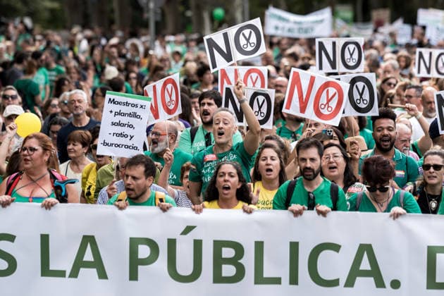 Protest in Support of Madrid’s Public Education System: A large crowd gathered during a protest in support of the public education system on September 27, 2026, in Madrid, Spain. The educational community of the Community of Madrid—comprising teachers, families, and students—has organized the demonstration under the slogan In Defense of Public Education to demand a reduction in class sizes, school schedules that allow for adequate attention to students, an increase in staffing levels, and solutions to excessive bureaucratic burdens. SEPTEMBER 27, 2026 Diego Radamé Madrid, Madrid, Spain Copyright: xDiegoxRadamà sx 7804021