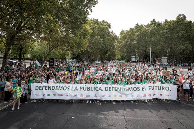 Demonstration in Support of Madrid’s Public Education System Numerous people hold a banner reading We Defend Public Education, We Defend the Future during a demonstration in support of the public education system on September 27, 2026, in Madrid, Spain. The educational community of the Community of Madrid—comprising teachers, families, and students—has organized the demonstration under the slogan In Defense of Public Education to demand a reduction in class sizes, school schedules that allow for adequate attention to students, an increase in staffing levels, and solutions to excessive bureaucracy. SEPTEMBER 27, 2026 Diego Radamé Madrid, Madrid, Spain Copyright: xDiegoxRadamà sx 7804028