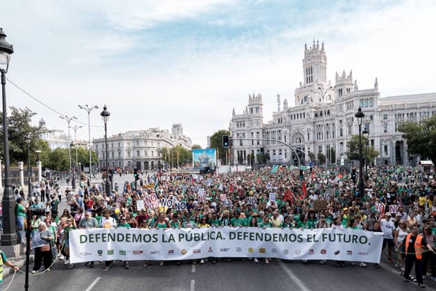 Demonstration in Support of Madrid’s Public Education System Numerous people hold a banner reading We Defend Public Education, We Defend the Future during a demonstration in support of the public education system on September 27, 2026, in Madrid, Spain. The educational community of the Community of Madrid—comprising teachers, families, and students—has organized the demonstration under the slogan In Defense of Public Education to demand a reduction in class sizes, school schedules that allow for adequate attention to students, an increase in staffing levels, and solutions to excessive bureaucratic burdens. SEPTEMBER 27, 2026 Diego Radamé Madrid, Madrid, Spain Copyright: xDiegoxRadamà sx 7804090