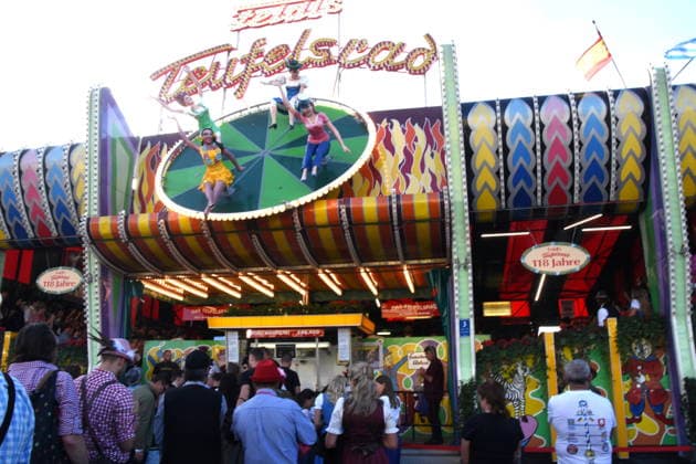 Munich, September 28, 2026, Theresienwiesn, Oktoberfest, carnival operator, ride, Devil s Wheel, visitors, photo, Munich