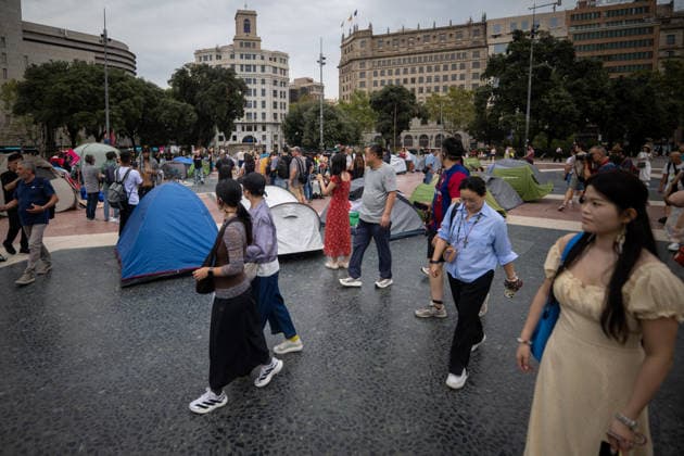 Housing Protest Camp in Plaça Catalunya, Barcelona Several people at a housing protest camp in Plaça Catalunya on September 30, 2026, in Barcelona, Catalonia, Spain. Around 150 people are camping out in Plaça de Catalunya to demand respect for the right to housing, following the example of the encampment in Madrid’s Puerta del Sol. September 30, 2026. Lorena Sopê, Barcelona, Catalonia, Barcelona, Catalonia, Spain Copyright: xLorenaxSopênax 7810755