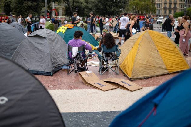 Housing Protest Camp in Plaça Catalunya, Barcelona Tents set up during a housing protest camp in Plaça Catalunya on September 30, 2026, in Barcelona, Catalonia, Spain. Around 150 people are camping in Plaça Catalunya to demand respect for the right to housing, following the example of the encampment in Madrid’s Puerta del Sol. September 30, 2026. Lorena Sopê, Barcelona, Catalonia Barcelona, Catalonia, Spain Copyright: xLorenaxSopênax 7810759
