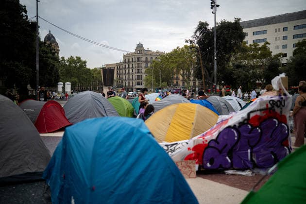 Housing Protest Camp in Plaça Catalunya, Barcelona Tents set up during a housing protest camp in Plaça Catalunya on September 30, 2026, in Barcelona, Catalonia, Spain. Around 150 people are camping in Plaça Catalunya to demand respect for the right to housing, following the example of the encampment in Madrid’s Puerta del Sol. September 30, 2026. Lorena Sopê, Barcelona, Catalonia Barcelona, Catalonia, Spain Copyright: xLorenaxSopênax 7810760