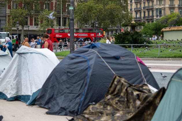 Housing Protest Camp in Plaça Catalunya, Barcelona Tents set up during a housing protest camp in Plaça Catalunya on September 30, 2026, in Barcelona, Catalonia, Spain. Around 150 people are camping in Plaça Catalunya to demand respect for the right to housing, following the example of the encampment in Madrid’s Puerta del Sol. September 30, 2026. Lorena Sopê, Barcelona, Catalonia Barcelona, Catalonia, Spain Copyright: xLorenaxSopênax 7810761