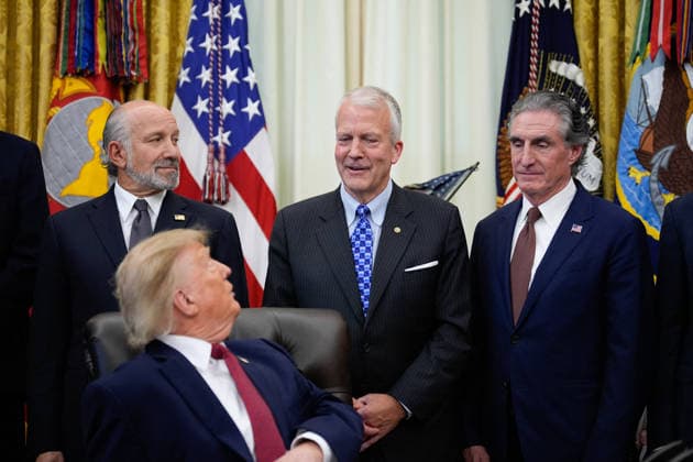 Donald Trump Makes an Announcement - Washington Howard Lutnick, Dan Sullivan and Doug Burgum during an announcement by US President Donald Trump in the Oval Office of the White House in Washington on September 30, 2026. Photo by Yuri Gripas ABACAPRESS.COM Washington Copyright: xPool ABACAx