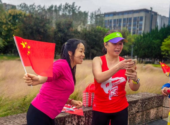 JINHUA, CHINA - OCTOBER 01: Citizens exercise on the smart running track along the Dongyang River at Aiqing Cultural Park to celebrate National Day on October 1, 2026 in Jinhua, Zhejiang Province of China. Copyright: xVCGx 111670884325