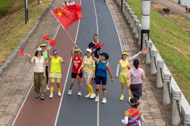JINHUA, CHINA - OCTOBER 01: Citizens exercise on the smart running track along the Dongyang River at Aiqing Cultural Park in Jindong District on October 1, 2026 in Jinhua, Zhejiang Province of China. The activity takes place as the country prepares to celebrate the National Day holiday. Copyright: xVCGx 111670884312