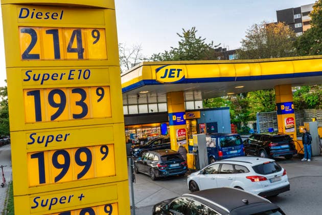 The new gas discount is taking effect; gas prices have dropped. Customers are filling up at 7:30 a.m. at the JET gas st