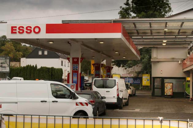 October 1, 2026: Crowds at a gas station in Saarland after the new fuel discount took effect. Crowds at a gas station in Illingen, Saarland, on October 1, 2026, around 9:30 a.m. Several vehicles are wai