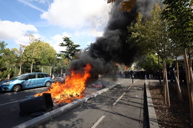 Students Prostest - Aubervilliers Fire involving trash bins and bicycles. Clash between (CRS) Republican Security Corps and Student in front of Le Corbusier secondary school in Aubervilliers, North of Paris, on October 1, 2026 as they continue their protest to demand the hiring of substitute teachers, increased resources, and decent learning conditions. Photo by Raphael Lafargue ABACAPRESS.COM Aubervilliers Ile-de-France France Copyright: xLafarguexRaphael ABACAx
