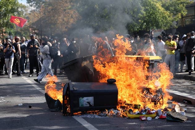 Students Prostest - Aubervilliers Fire involving trash bins and bicycles. Clash between (CRS) Republican Security Corps and Student in front of Le Corbusier secondary school in Aubervilliers, North of Paris, on October 1, 2026 as they continue their protest to demand the hiring of substitute teachers, increased resources, and decent learning conditions. Photo by Raphael Lafargue ABACAPRESS.COM Aubervilliers Ile-de-France France Copyright: xLafarguexRaphael ABACAx