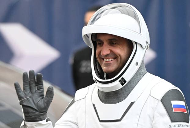 SpaceX Prepares to Launch Crew-13 Mission for NASA from Cape Canaveral, Florida CAPE CANAVERAL, FLORIDA, UNITED STATES - OCTOBER 1: Roscosmos cosmonaut Sergey Teteryatnikov waves after walking out from the Neil Armstrong Operations and Checkout Building at the Kennedy Space Center ahead of his scheduled launch aboard a SpaceX Falcon 9 rocket on October 1, 2026 in Cape Canaveral, Florida. The Crew-13 astronauts will launch from pad 40 at Cape Canaveral Space Force Station for a six month mission to the International Space Station. Paul Hennesy Anadolu Florida United States. Editorial use only. Please get in touch for any other usage. Copyright: x2026xAnadoluxPaulxHennesyx