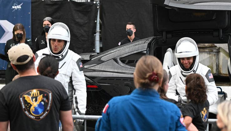 SpaceX Prepares to Launch Crew-13 Mission for NASA from Cape Canaveral, Florida CAPE CANAVERAL, FLORIDA, UNITED STATES - OCTOBER 1: NASA astronauts Luke Delaney (L) and Jessica Watkins (R) greet people after walking out from the Neil Armstrong Operations and Checkout Building at the Kennedy Space Center ahead of their scheduled launch aboard a SpaceX Falcon 9 rocket on October 1, 2026 in Cape Canaveral, Florida. The Crew-13 astronauts will launch from pad 40 at Cape Canaveral Space Force Station for a six month mission to the International Space Station. Paul Hennesy Anadolu Florida United States. Editorial use only. Please get in touch for any other usage. Copyright: x2026xAnadoluxPaulxHennesyx