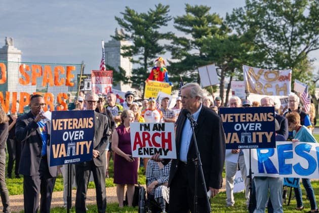October 1, 2026, Washington, Dc, USA: Senator Jeff Merkley (D-Oregon) speaks to protesters opposed to President Trumpâ€⠢s proposed arch outside of Arlington Cemetery on October 1, 2026. Washington USA - ZUMAl312 20261001_znp_l312_001 Copyright: xAndrewxLeydenx