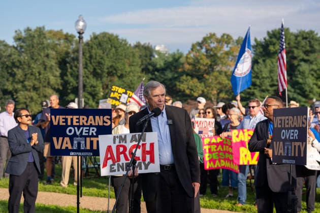 October 1, 2026, Washington, Dc, USA: Senator Jeff Merkley (D-Oregon) speaks to protesters opposed to President Trumpâ€⠢s proposed arch outside of Arlington Cemetery on October 1, 2026. Washington USA - ZUMAl312 20261001_znp_l312_002 Copyright: xAndrewxLeydenx