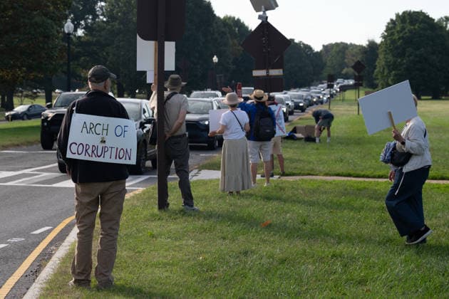 October 1, 2026, Washington, Dc, USA: Protesters opposed to President Trumpâ€⠢s proposed arch rally outside of Arlington Cemetery on October 1, 2026. Washington USA - ZUMAl312 20261001_znp_l312_033 Copyright: xAndrewxLeydenx