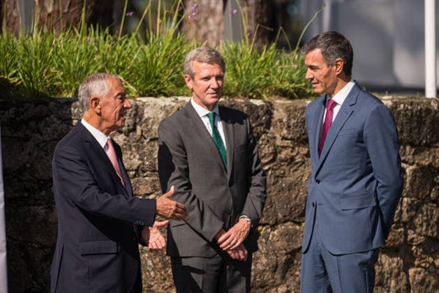Felipe VI and Pedro Sánchez attend the opening of the La Toja Forum in O Grove, Pontevedra. Prime Minister Pedro Sánchez (center) talks with the president of the Xunta de Galicia, Alfonso Rueda, and the former President of the Portuguese Republic, Marcelo Rebelo de Sousa, upon his arrival at the opening of the La Toja Forum on October 1, 2026, in O Grove, Pontevedra, Galicia, Spain. The La Toja Forum: Atlantic Link is a renowned annual forum for debate and reflection focused on the defense of liberal democracy, the Atlantic partnership, and international cooperation. Founded in 2019 on the initiative of Josep Piqué, Amancio López Seijas, and the Hotusa Group, it brings together prominent political, business leaders, academics, and represen Copyright: xElenaxFernandezx 7813275
