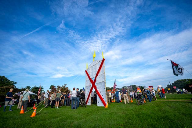 Veterans and activists gather to protest against President Donald Trump s planned 250-foot triumphal arch at Memorial Circle in Arlington, Virginia on Thursday, October 1, 2026. Activists argue that the arch, which the Trump administration plans to use as a military operations platform for drones and snipers, would obstruct the sightline between the Lincoln Memorial and Arlington National Cemetery. WAP20261001319 BONNIExCASH