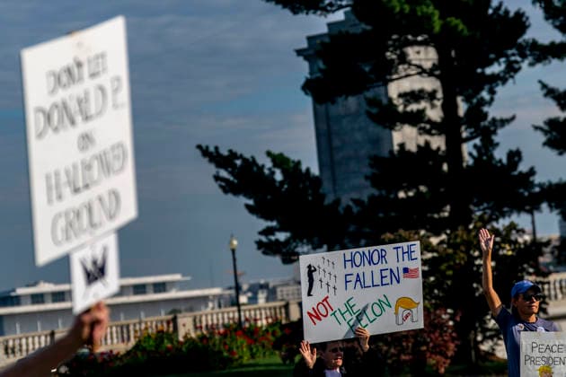 Veterans and activists gather to protest against President Donald Trump s planned 250-foot triumphal arch at Memorial Circle in Arlington, Virginia on Thursday, October 1, 2026. Activists argue that the arch, which the Trump administration plans to use as a military operations platform for drones and snipers, would obstruct the sightline between the Lincoln Memorial and Arlington National Cemetery. WAP20261001335 BONNIExCASH