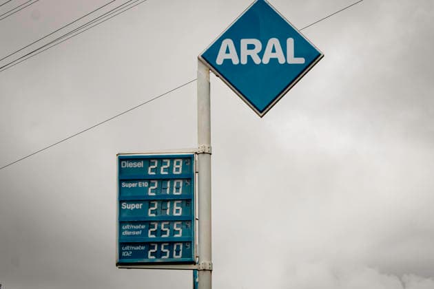 New Gas Rebate at a Gas Station in Saarland on October 1, 2026 Price board at an Aral gas station showing current fuel prices on October 1, 2026, at approximately 3:00 p.m. in Illingen, Saarland, in the Uchtelfangen district. As of October 1, the new fuel discount approved by the federal government has taken effect, which is intended to save drivers about 17 cents per liter