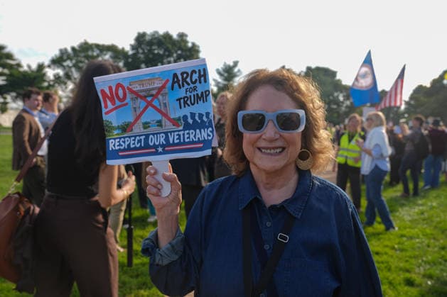 Demonstrators protest Trump’s proposed triumphal arch in Washington DC WASHINGTON, D.C., UNITED STATES - OCTOBER 01: Demonstrators protest against US President Donald Trump’s proposed triumphal arch at Memorial Circle in Washington, D.C., on October 01, 2026. Trump has said the planned structure, proposed near Arlington National Cemetery along the Potomac River, would include facilities for drones and snipers. The project is part of Trump’s efforts to reshape the US capital. Mehmet Eser Anadolu Washington, D.C. United States. Editorial use only. Please get in touch for any other usage. Copyright: x2026xAnadoluxMehmetxEserx