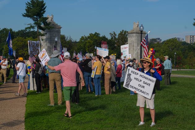 Demonstrators protest Trump’s proposed triumphal arch in Washington DC WASHINGTON, D.C., UNITED STATES - OCTOBER 01: Demonstrators protest against US President Donald Trump’s proposed triumphal arch at Memorial Circle in Washington, D.C., on October 01, 2026. Trump has said the planned structure, proposed near Arlington National Cemetery along the Potomac River, would include facilities for drones and snipers. The project is part of Trump’s efforts to reshape the US capital. Mehmet Eser Anadolu Washington, D.C. United States. Editorial use only. Please get in touch for any other usage. Copyright: x2026xAnadoluxMehmetxEserx