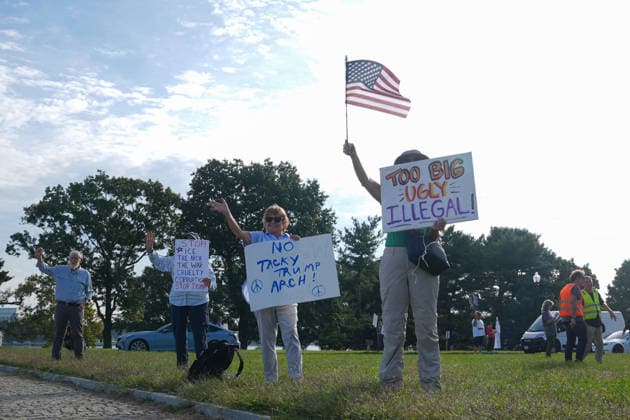 Demonstrators protest Trump’s proposed triumphal arch in Washington DC WASHINGTON, D.C., UNITED STATES - OCTOBER 01: Demonstrators protest against US President Donald Trump’s proposed triumphal arch at Memorial Circle in Washington, D.C., on October 01, 2026. Trump has said the planned structure, proposed near Arlington National Cemetery along the Potomac River, would include facilities for drones and snipers. The project is part of Trump’s efforts to reshape the US capital. Mehmet Eser Anadolu Washington, D.C. United States. Editorial use only. Please get in touch for any other usage. Copyright: x2026xAnadoluxMehmetxEserx