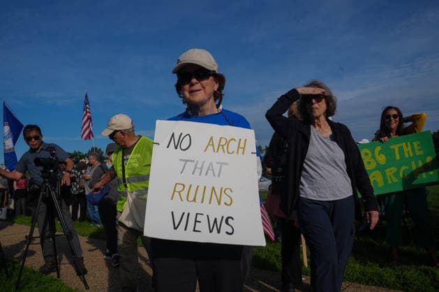 Demonstrators protest Trump’s proposed triumphal arch in Washington DC WASHINGTON, D.C., UNITED STATES - OCTOBER 01: Demonstrators protest against US President Donald Trump’s proposed triumphal arch at Memorial Circle in Washington, D.C., on October 01, 2026. Trump has said the planned structure, proposed near Arlington National Cemetery along the Potomac River, would include facilities for drones and snipers. The project is part of Trump’s efforts to reshape the US capital. Mehmet Eser Anadolu Washington, D.C. United States. Editorial use only. Please get in touch for any other usage. Copyright: x2026xAnadoluxMehmetxEserx