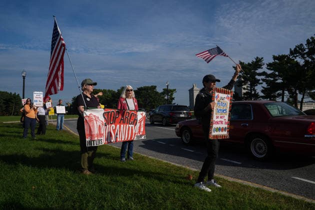 Demonstrators protest Trump’s proposed triumphal arch in Washington DC WASHINGTON, D.C., UNITED STATES - OCTOBER 01: Demonstrators protest against US President Donald Trump’s proposed triumphal arch at Memorial Circle in Washington, D.C., on October 01, 2026. Trump has said the planned structure, proposed near Arlington National Cemetery along the Potomac River, would include facilities for drones and snipers. The project is part of Trump’s efforts to reshape the US capital. Mehmet Eser Anadolu Washington, D.C. United States. Editorial use only. Please get in touch for any other usage. Copyright: x2026xAnadoluxMehmetxEserx