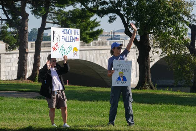 Demonstrators protest Trump’s proposed triumphal arch in Washington DC WASHINGTON, D.C., UNITED STATES - OCTOBER 01: Demonstrators protest against US President Donald Trump’s proposed triumphal arch at Memorial Circle in Washington, D.C., on October 01, 2026. Trump has said the planned structure, proposed near Arlington National Cemetery along the Potomac River, would include facilities for drones and snipers. The project is part of Trump’s efforts to reshape the US capital. Mehmet Eser Anadolu Washington, D.C. United States. Editorial use only. Please get in touch for any other usage. Copyright: x2026xAnadoluxMehmetxEserx