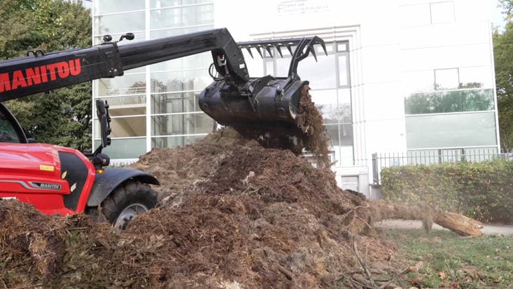 Farmers Are Protesting Outside a Tax Office - Guyancourt Videograbs - Several metric tons of agricultural waste dumped in front of the tax office by farmers protesting soaring fuel prices, with the building s facade doused with liquid, in Guyancourt, France, on October 1, 2026. The action is led by the Coordination Rurale union, which is demanding measures to lower the price of agricultural fuel and has announced plans to escalate its protests. Photo by CLPRESS ABACAPRESS.COM Guyancourt France Copyright: xCLPRESS ABACAx